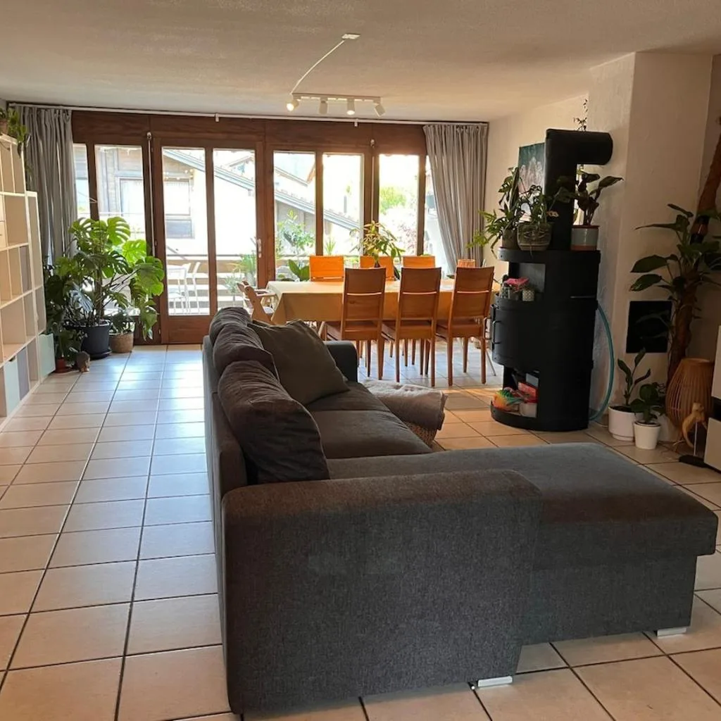 Spacious, Central 4 Bedroom Apt - 1 min from Train