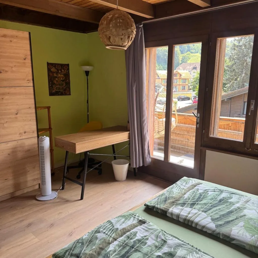 Spacious, Central 4 Bedroom Apt - 1 min from Train - صورة 13