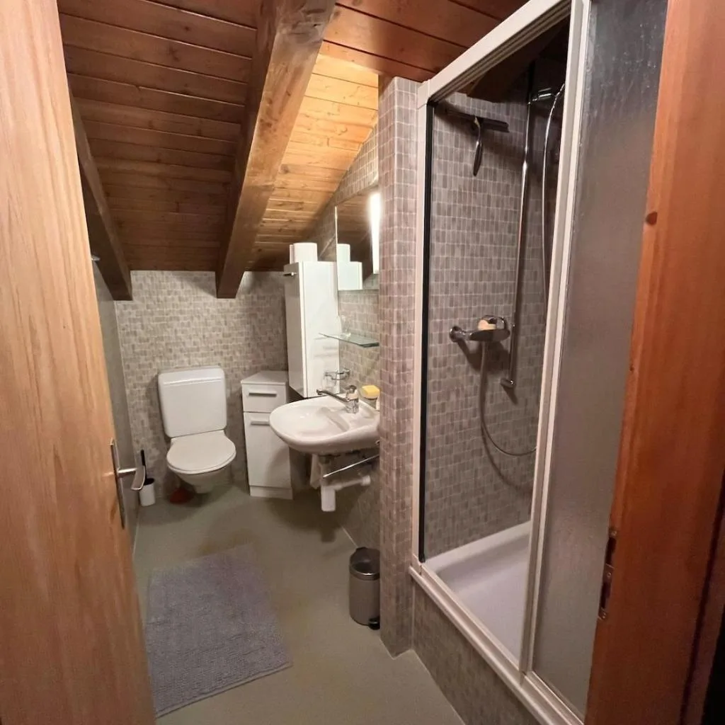 Spacious, Central 4 Bedroom Apt - 1 min from Train - صورة 14