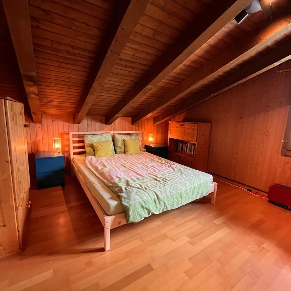 Spacious, Central 4 Bedroom Apt - 1 min from Train - صورة 4