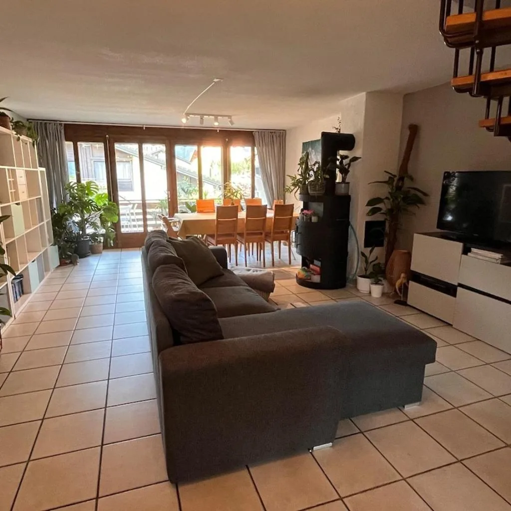 Spacious, Central 4 Bedroom Apt - 1 min from Train - صورة 9