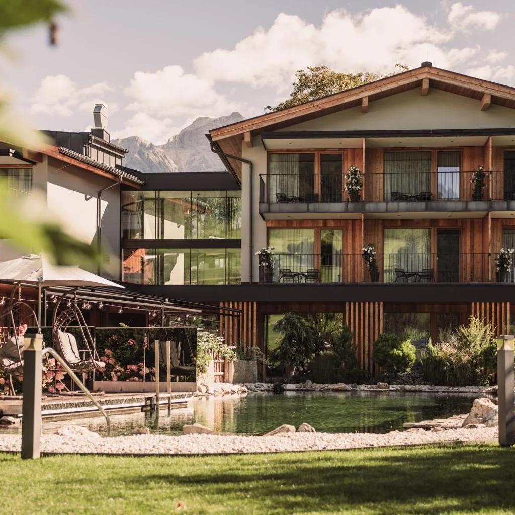 Wellness und Brunch Hotel MorgenZeit beheizter Naturteich Genuss Frühstück bis 13 Uhr Hochkönig Sommercard
