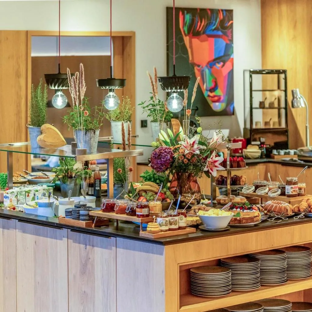 Wellness und Brunch Hotel MorgenZeit beheizter Naturteich Genuss Frühstück bis 13 Uhr Hochkönig Sommercard - صورة 7