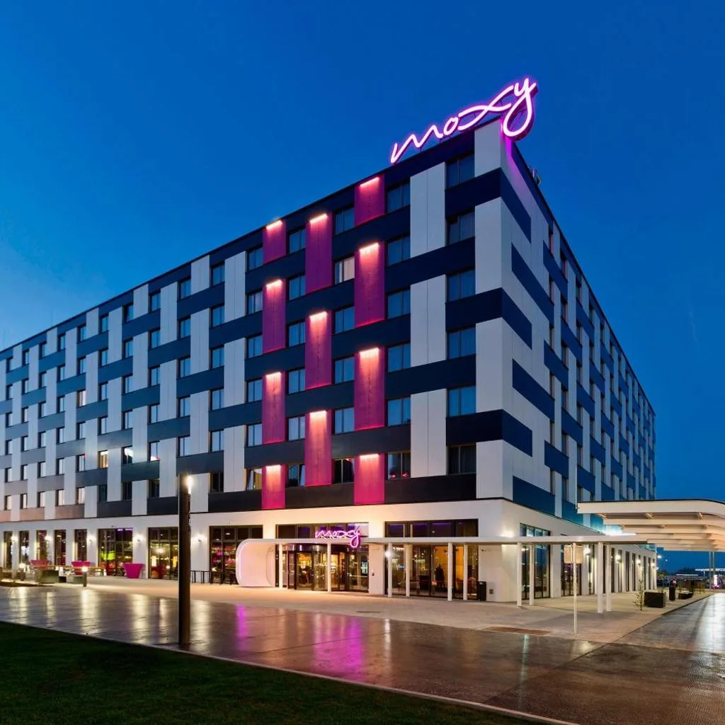 MOXY Vienna Airport - صورة 16