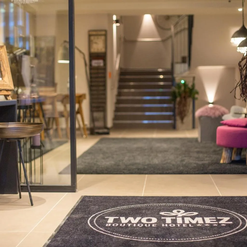TWO TIMEZ - Boutique Hotel - with AC - صورة 7