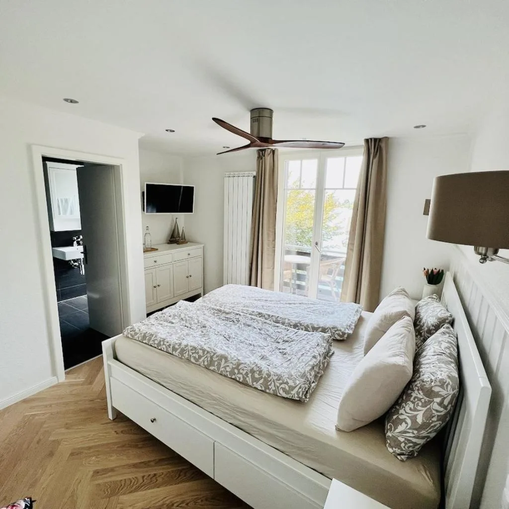 Boutique Hotel & Restaurant Niesenblick - Lakefront rooms with balcony on Lake Thun - SELF CHECK IN & digitale Reception - صورة 11
