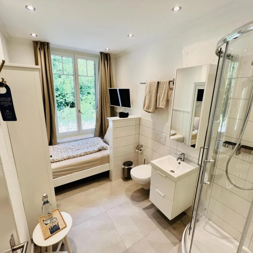 Boutique Hotel & Restaurant Niesenblick - Lakefront rooms with balcony on Lake Thun - SELF CHECK IN & digitale Reception - صورة 12