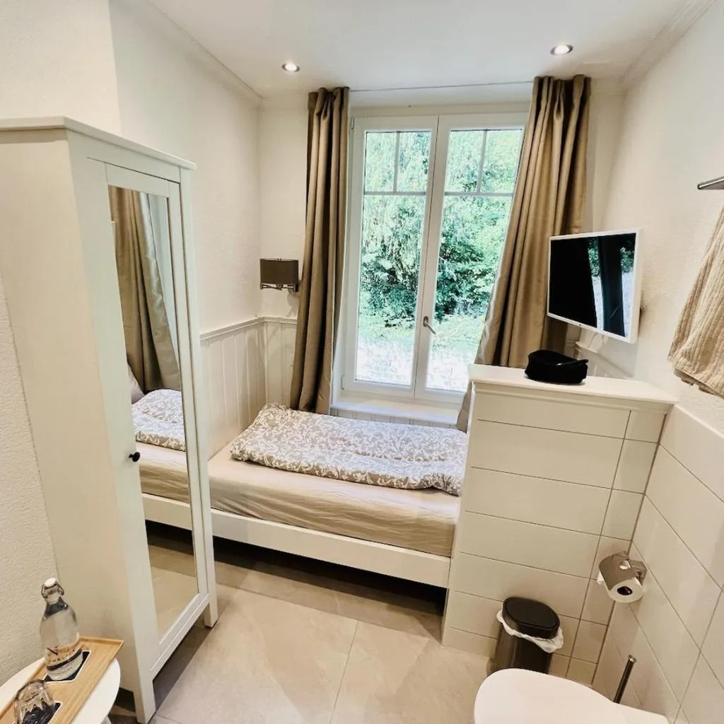 Boutique Hotel & Restaurant Niesenblick - Lakefront rooms with balcony on Lake Thun - SELF CHECK IN & digitale Reception - صورة 13