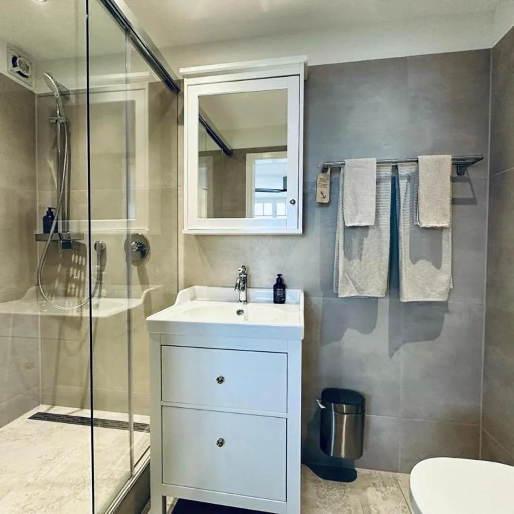 Boutique Hotel & Restaurant Niesenblick - Lakefront rooms with balcony on Lake Thun - SELF CHECK IN & digitale Reception - صورة 15