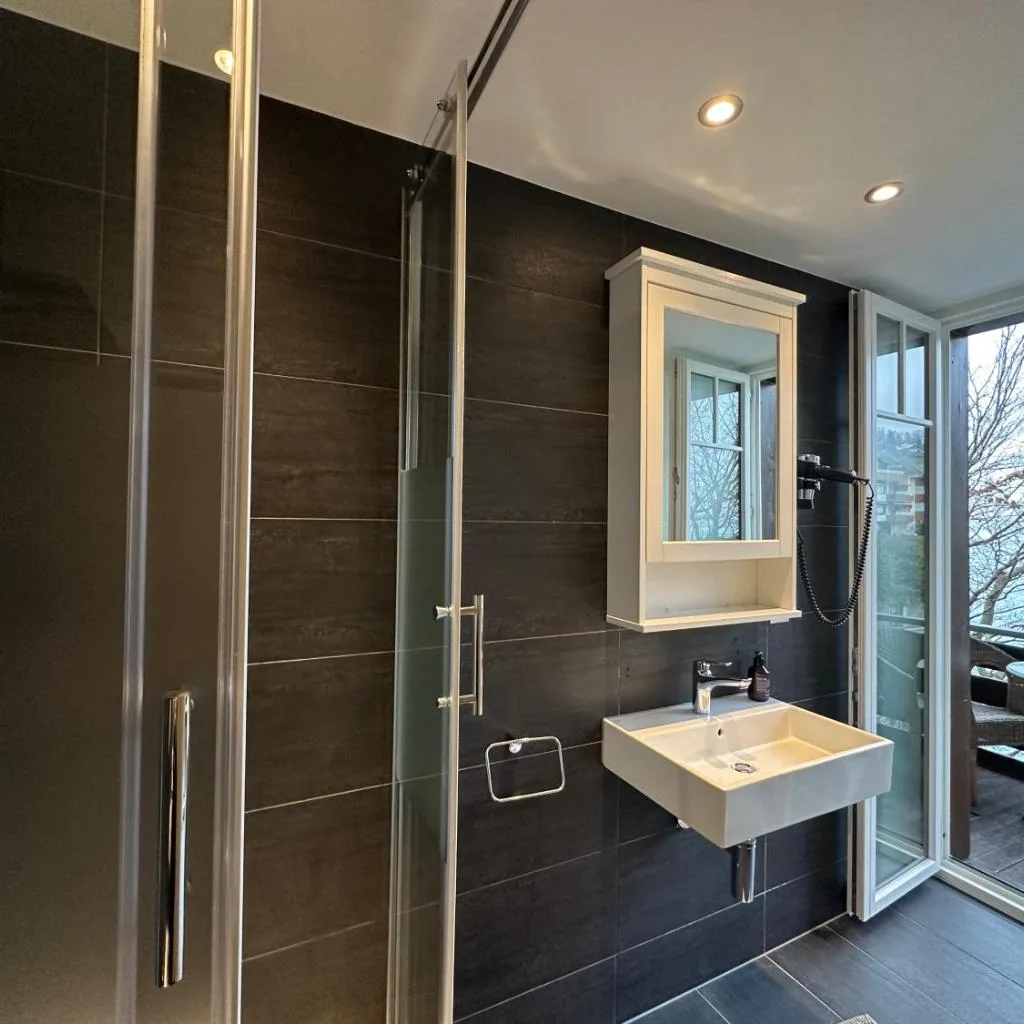 Boutique Hotel & Restaurant Niesenblick - Lakefront rooms with balcony on Lake Thun - SELF CHECK IN & digitale Reception - صورة 16