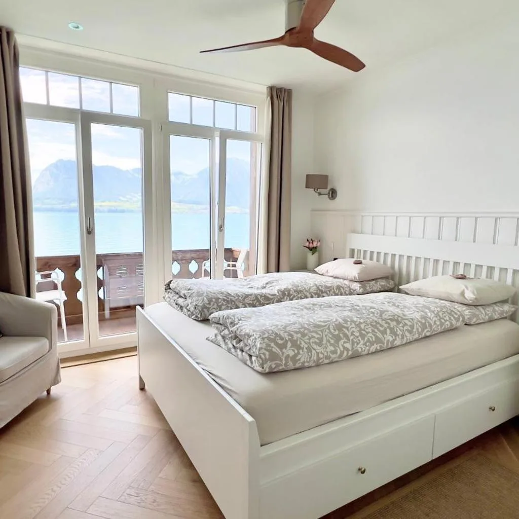 Boutique Hotel & Restaurant Niesenblick - Lakefront rooms with balcony on Lake Thun - SELF CHECK IN & digitale Reception - صورة 2