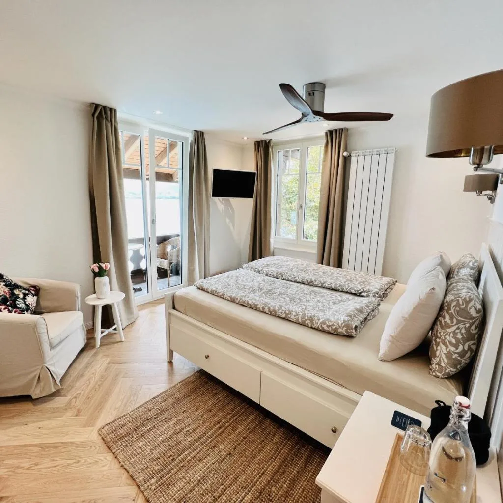 Boutique Hotel & Restaurant Niesenblick - Lakefront rooms with balcony on Lake Thun - SELF CHECK IN & digitale Reception - صورة 3