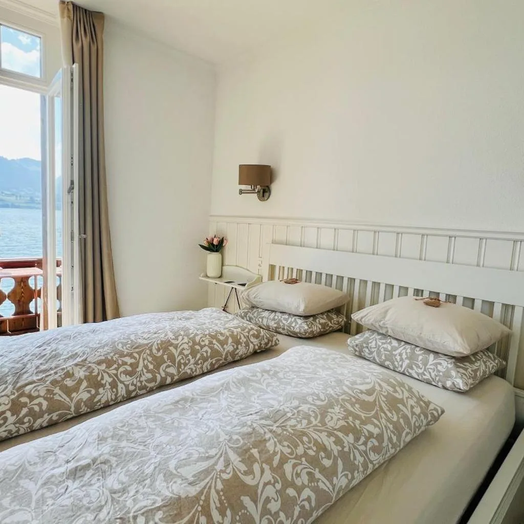 Boutique Hotel & Restaurant Niesenblick - Lakefront rooms with balcony on Lake Thun - SELF CHECK IN & digitale Reception - صورة 7