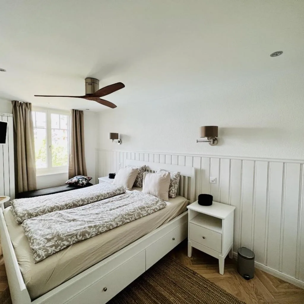 Boutique Hotel & Restaurant Niesenblick - Lakefront rooms with balcony on Lake Thun - SELF CHECK IN & digitale Reception - صورة 9